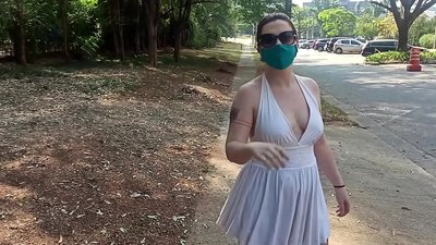 Публічна оголеність: дівчина з Росії намагається роздягнутися на вулицях Ріо-де-Жанейро. Її ледь не заарештували.